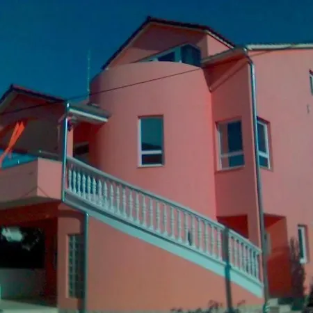 Apartament Gemuetliche Mit Terrasse By Interhome *
